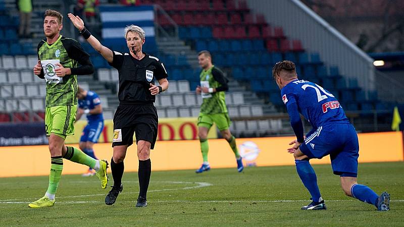 Fotbalisté Sigmy Olomouc (v modrém) podlehli Mladé Boleslavi 0:4