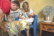 Šestadvacetiletá handicapovaná maminka Barbora Chalupová s dcerkou Amálkou mohla mít v porodnici také svého asistenčního psa.