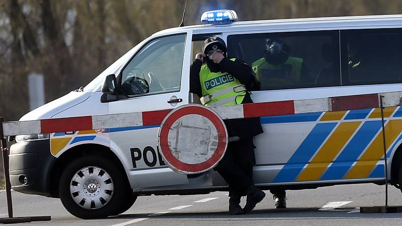 Policisté střeží vjezd do uzavřené Litovle - 16. března 2020