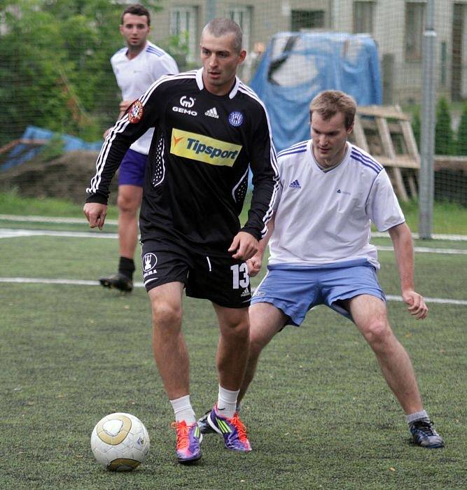 Hokejisté HC Olomouc se s fanoušky utkali na futsalovém turnaji 