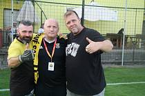 Trenér Rostislav Sobek (uprostřed) v objetí s věrnými novosadskými fanoušky