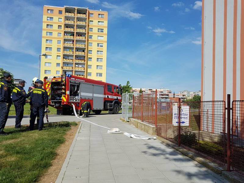 Hasiči cvičili evakuaci waldorfské základní školy v Olomouci