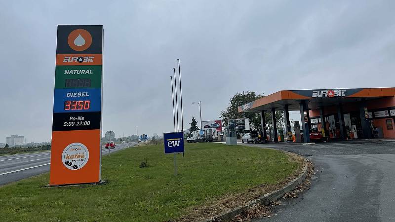 Ceny pohonných hmot letí vzhůru. U Ferony v pátek stála nafta 33,50 Kč/1l. 15. října 2021