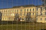 V rámci přípravy demolice budovy B , Franz Josef, v areálu Fakultní nemocnice Olomouc je oplocen prostor před hlavním vstupem do 126 let starého objektu, 11. ledna 2023
