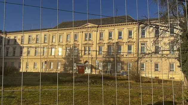 V rámci přípravy demolice budovy B , Franz Josef, v areálu Fakultní nemocnice Olomouc je oplocen prostor před hlavním vstupem do 126 let starého objektu, 11. ledna 2023