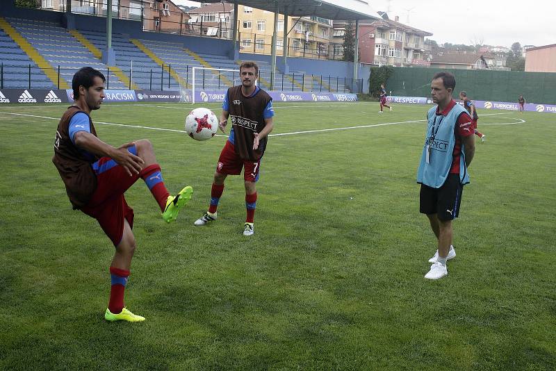 Tým amatérské fotbalové reprezentace z Olomouckého kraje (v červeném) podlehl regionu Jižního Ruska 1:2