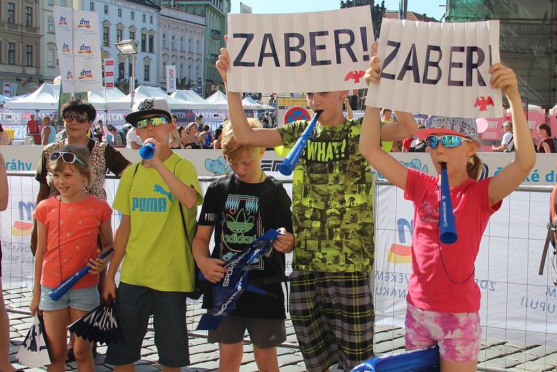 Tisíce amatérských i profesionálních běžců zaplnily v sobotu ulice Olomouce.