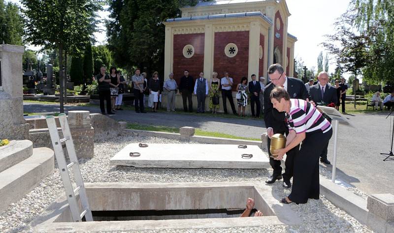 Uložení urny prvního polistopadového primátora Olomouce Milana Hořínka do hrobky primátorů na neředínském hřbitově