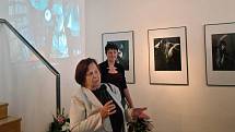 Eva Stiborová na vernisáži výstavy fotografií Miloslava Stibora v olomoucké galerii G