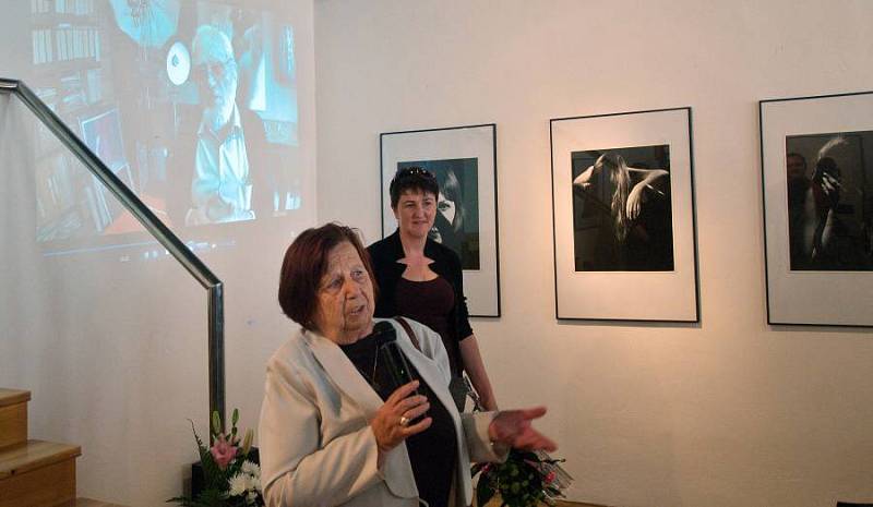 Eva Stiborová na vernisáži výstavy fotografií Miloslava Stibora v olomoucké galerii G