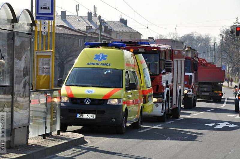 Zdravotníci a hasiči zachraňují chlapce, kterého na Envelopě v Olomouci srazila tramvaj