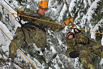 Extrémní armádní závod Winter Survival v Jeseníkách. Jedním z úkolů byla záchrana výsadkáře, uvízlého na stromě