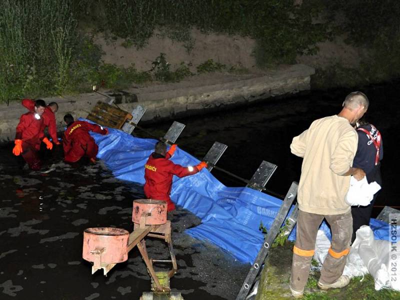 Hasiči zasahují na řece Blatě po úniku kejdy v Seničce