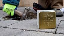 Pokládání Kamenů zmizelých (Stolpersteine) v Olomouci. Ilustrační foto