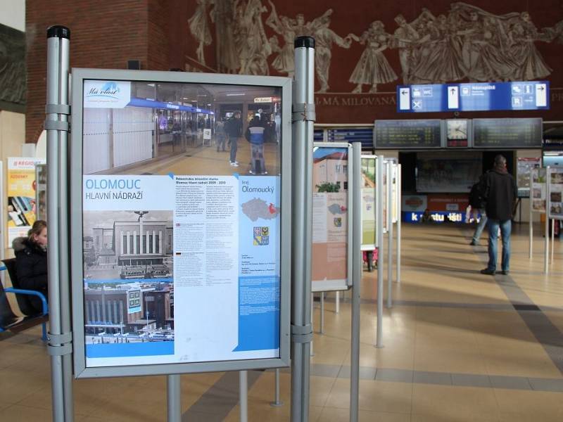 Zahájení výstavy Má vlast cestami proměn v hale olomouckého nádraží. Z olomouckého kraje byla zastoupena šesti fotografiemi obec Tučín na Přerovsku