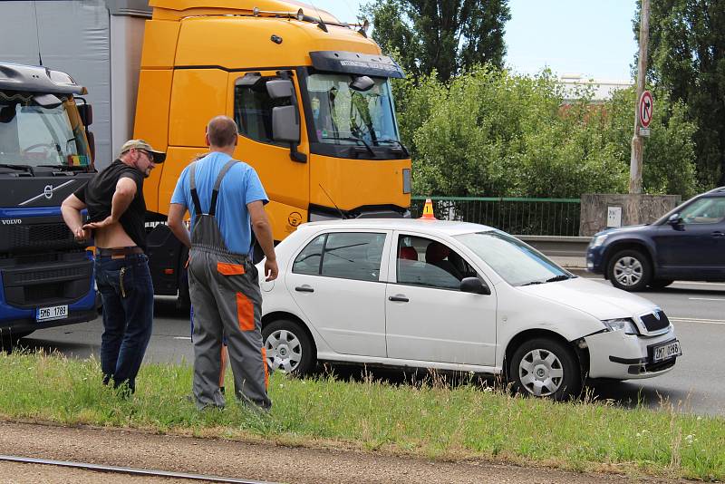 V pondělí ráno se na Tovární ulici v Olomouci střetlo šest automobilů.