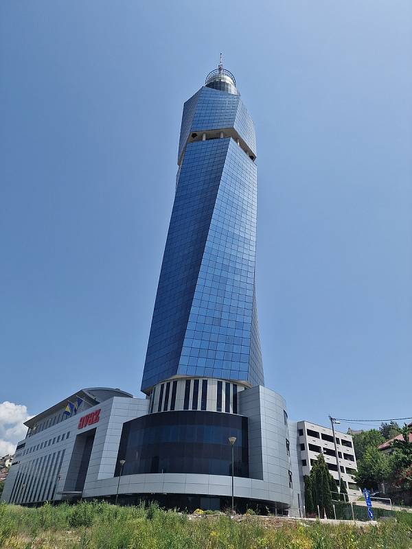 Nejvyšší budova v Sarajevu. Dějiště mnoha obchodních jednání.