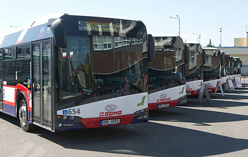Autobusy Solaris Urbino 12 v barvách DPMO. Ilustrační foto