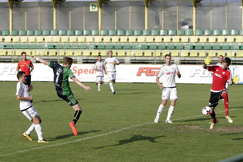 Fotbalisté 1. HFK Olomouc (v bílém) prohráli s Petřkovicemi 0:2