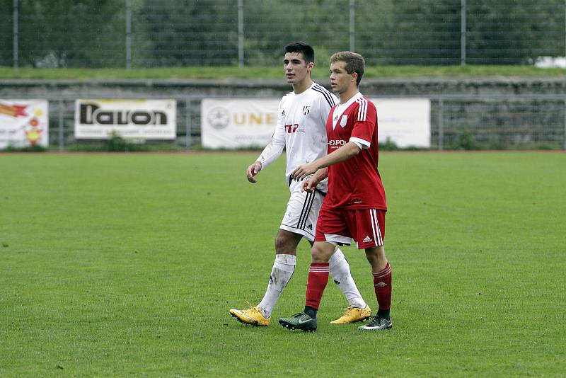 Fotbalisté Uničova porazili 1. HFK Olomouc (v bílém) 3:1