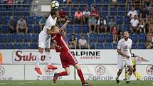 Olomoučtí fotbalisté (v červeném) remizovali se Slováckem 0:0Patrik Šimko (u míče), Václav Jemelka (v červeném)