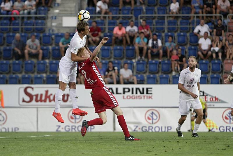 Olomoučtí fotbalisté (v červeném) remizovali se Slováckem 0:0Patrik Šimko (u míče), Václav Jemelka (v červeném)