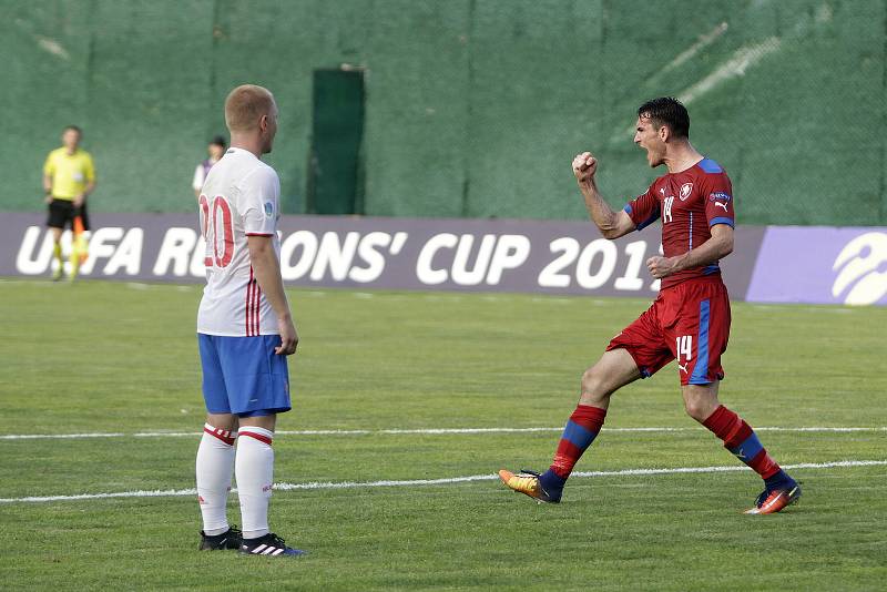 Tým amatérské fotbalové reprezentace z Olomouckého kraje (v červeném) podlehl regionu Jižního Ruska 1:2