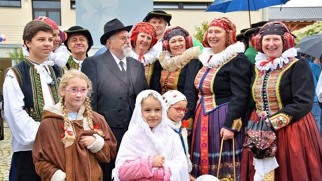 Do Velké Bystřice přijel na koňském povozu i sám tatíček Masaryk. Lidi nevyhnalo z náměstí ani deštivé počasí