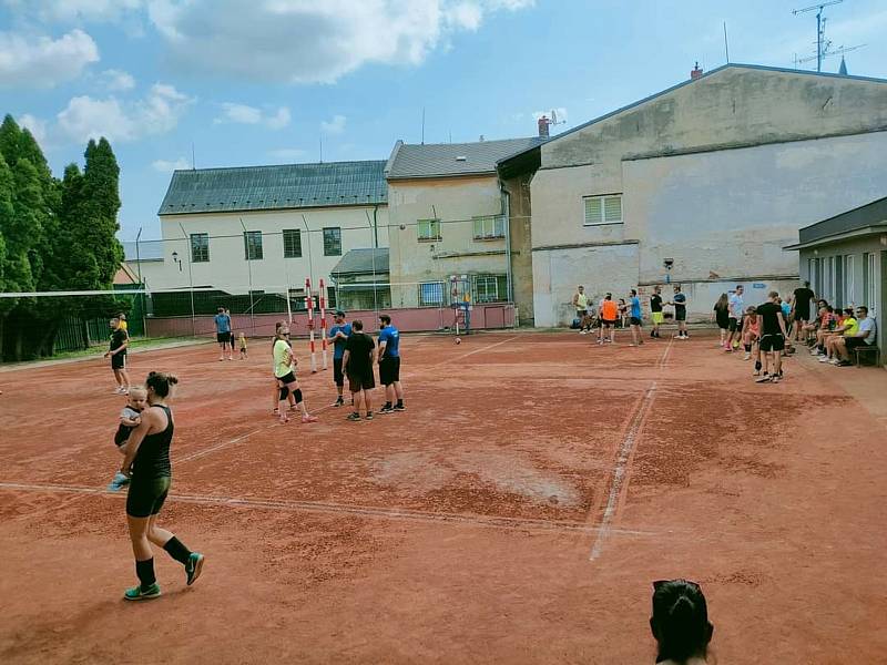 Netradiční turnaj ve volejbale v Uničově.