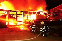 Požár průmyslové haly ve Chválkovicích
