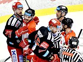 Třinečtí hokejisté (v černém) proti Olomouci