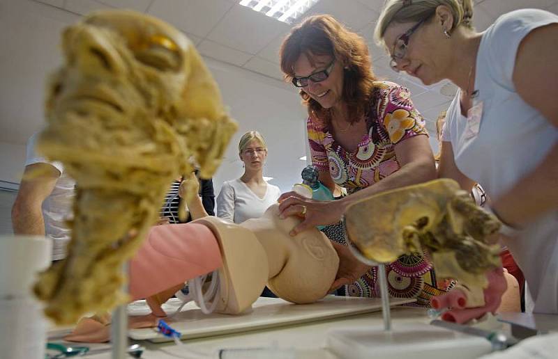 Workshop urgentní medicíny pro studenty s preparáty skutečných částí lidských těl