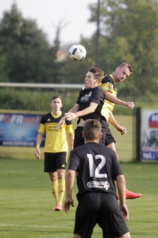 Fotbalisté Nových Sadů (ve žlutém) remizovali se Šumperkem 3:3.