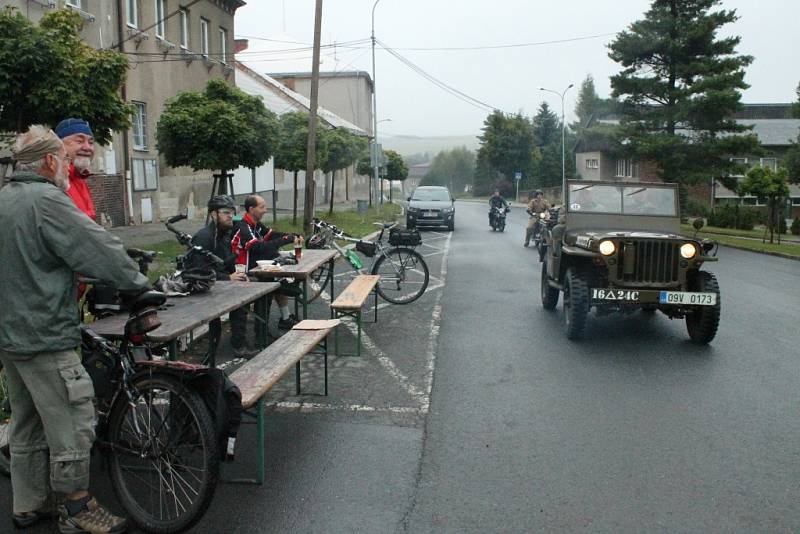 Bílý kámen - 1. září 2012: Bílého kamene se kromě nadšenců z řad cyklistů i pěších letos poprvé zúčastnily i historické vozy. Kvůli špatnému počasí jich vojenským areálem projela pouze hrstka.