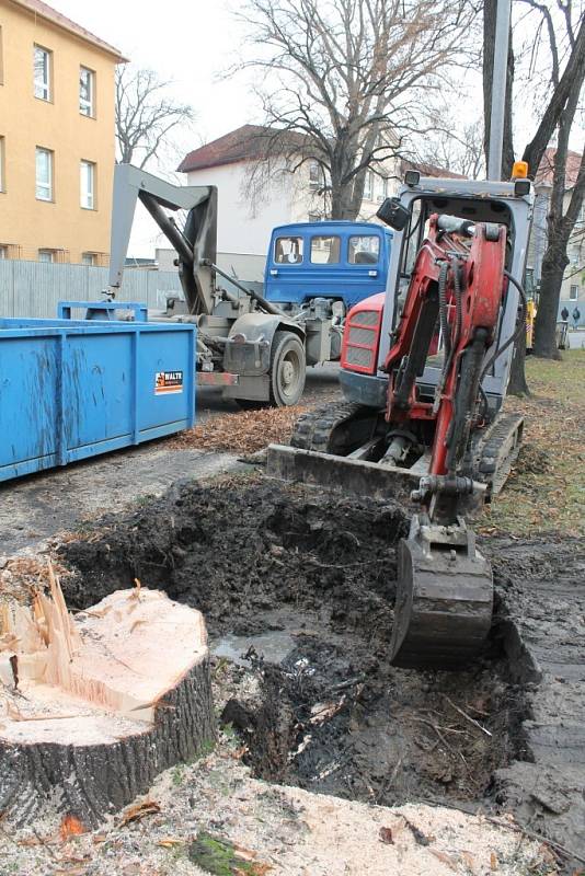 Odstraňování havárie na vodovodním potrubí v ulici Dobrovského doprovází omezení provozu