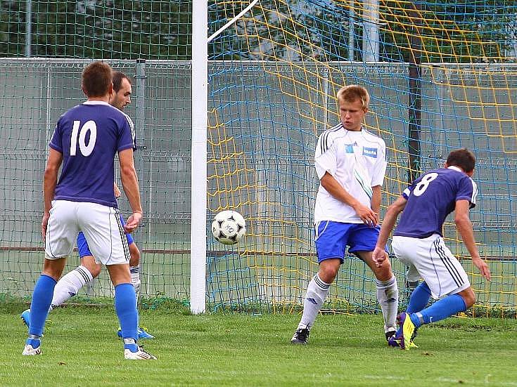 Fotbalisté Šternberka (v bílých trikách) proti Troubkám