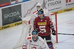 Hokejisté Olomouce (v bílém) v předehrávce 19. kola extraligy proti HC Sparta Praha