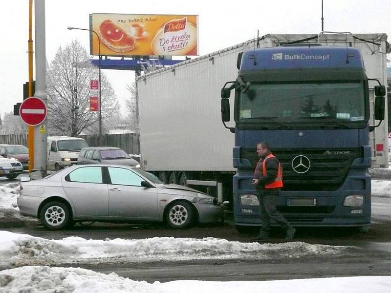 Nehoda na křižovatce Pražské a třídy Míru