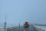 Sněžení od rána komplikuje dopravu na silnicích v Olomouckém kraji. Na snímku Těšetice. 9. prosince 2021
