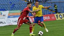 1. semifinálový zápas o Evropu - Fotbalisté Olomouce (v červeném) padli na hřišti Zlína 0:1.