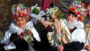 Ježíškovy Matičky - velikonoční zvyk z Olomoucka. Průvod z Bělkovic - Lašťan do Dolan