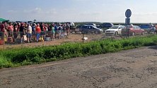 Nápor tisíců aut a lidí na samosběru zeleniny ve Vojnicích, 23.8.2023