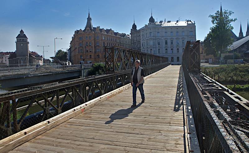 Lávka pro pěší přes Moravu u stavby mostu v Komenského ulici v Olomouci