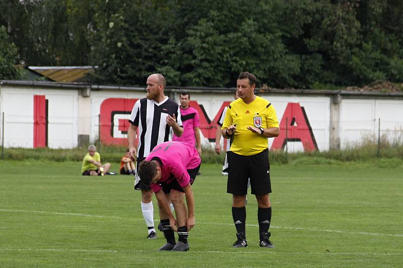 Hodolany (v černobílém) porazily Újezd 5:0.