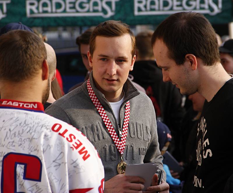 Aleš Jergl.  Loučení hokejistů HC Olomouc se sezonou ve společnosti fanoušků