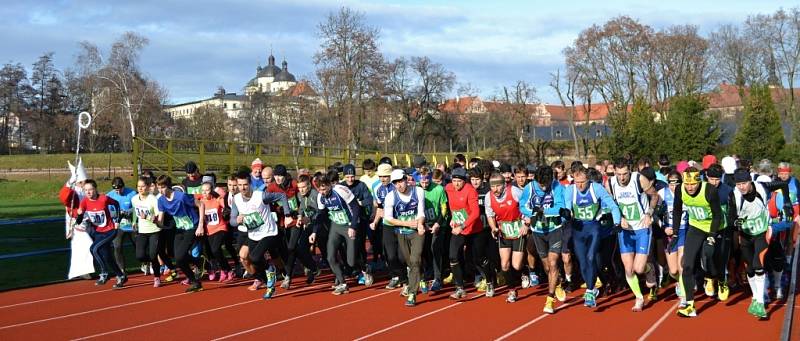 Start hlavního závodu na atletické dráze