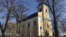 Obec Nová Hradečná přispívá na kostel sv. Vavřince. Vloni pomohla opravit dveře, letos zvon.