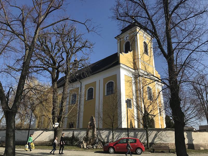 Obec Nová Hradečná přispívá na kostel sv. Vavřince. Vloni pomohla opravit dveře, letos zvon.