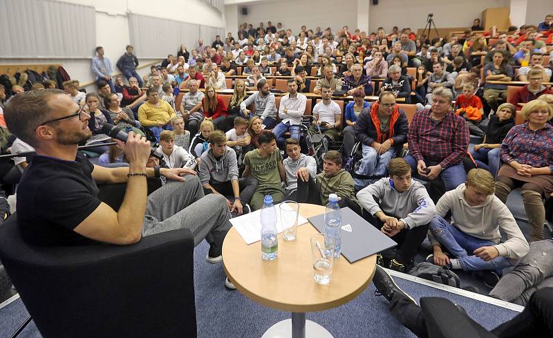 Plná aula FTK UP sledovala besedu bývalého fotbalového reprezentanta Davida Rozehnala.