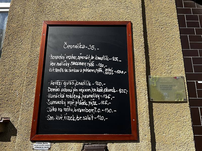 Pod 150 korun za oběd v restauraci se dostanou v rámci krajských měst jen lidé v Olomouci. Vyplynulo to z posledního Edenred restaurant indexu. Na snímku čtvrteční nabídka v restauraci U Anči, 22. září 2022